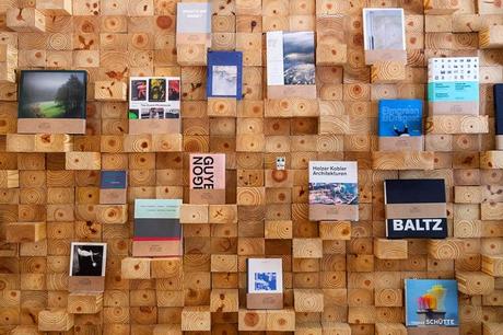 Pared de madera a modo de estantería