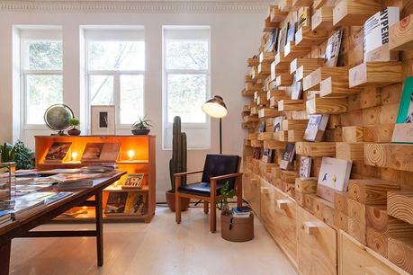 Pared de madera a modo de estantería