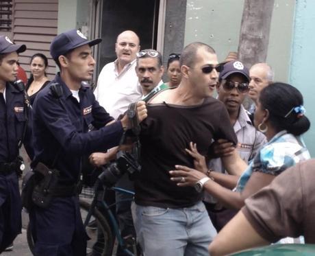 Leandro Pérez en el momento del arresto policial (24 de febrero del 2015)