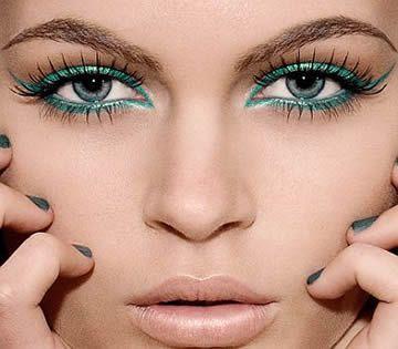 Delineado verde esmeralda Tendencias Maquillaje 2015