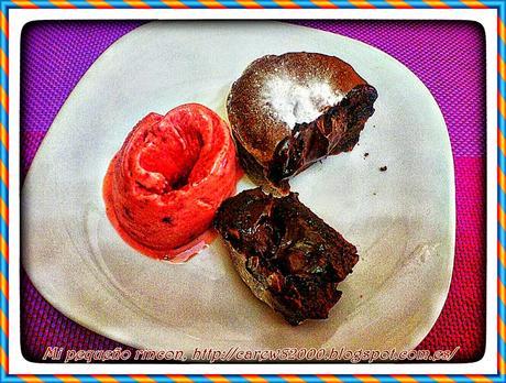 Volcan de chocolate y helado de frutas Volcan de chocolate y helado de frutas