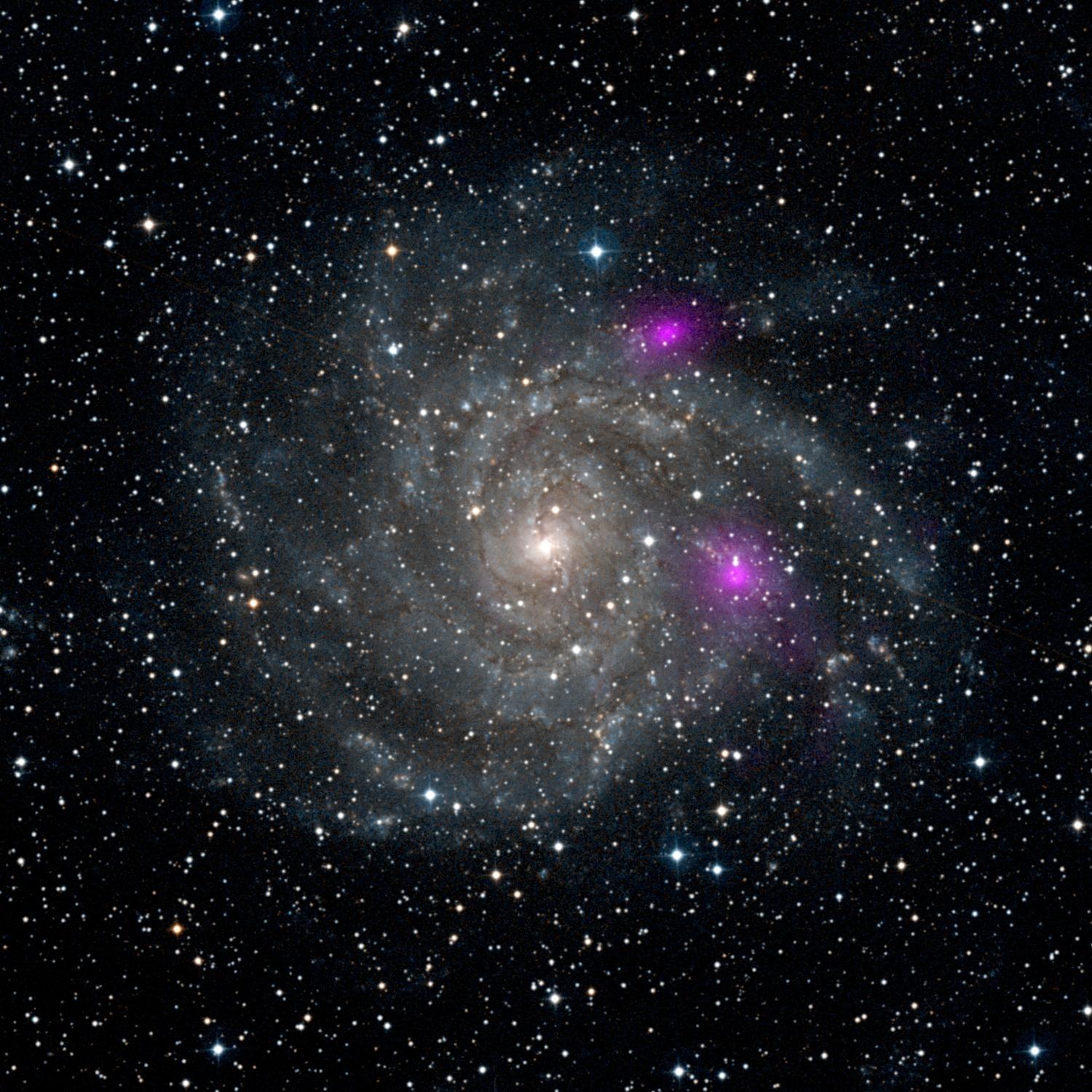 Dos agujeros negros bailan en IC 342