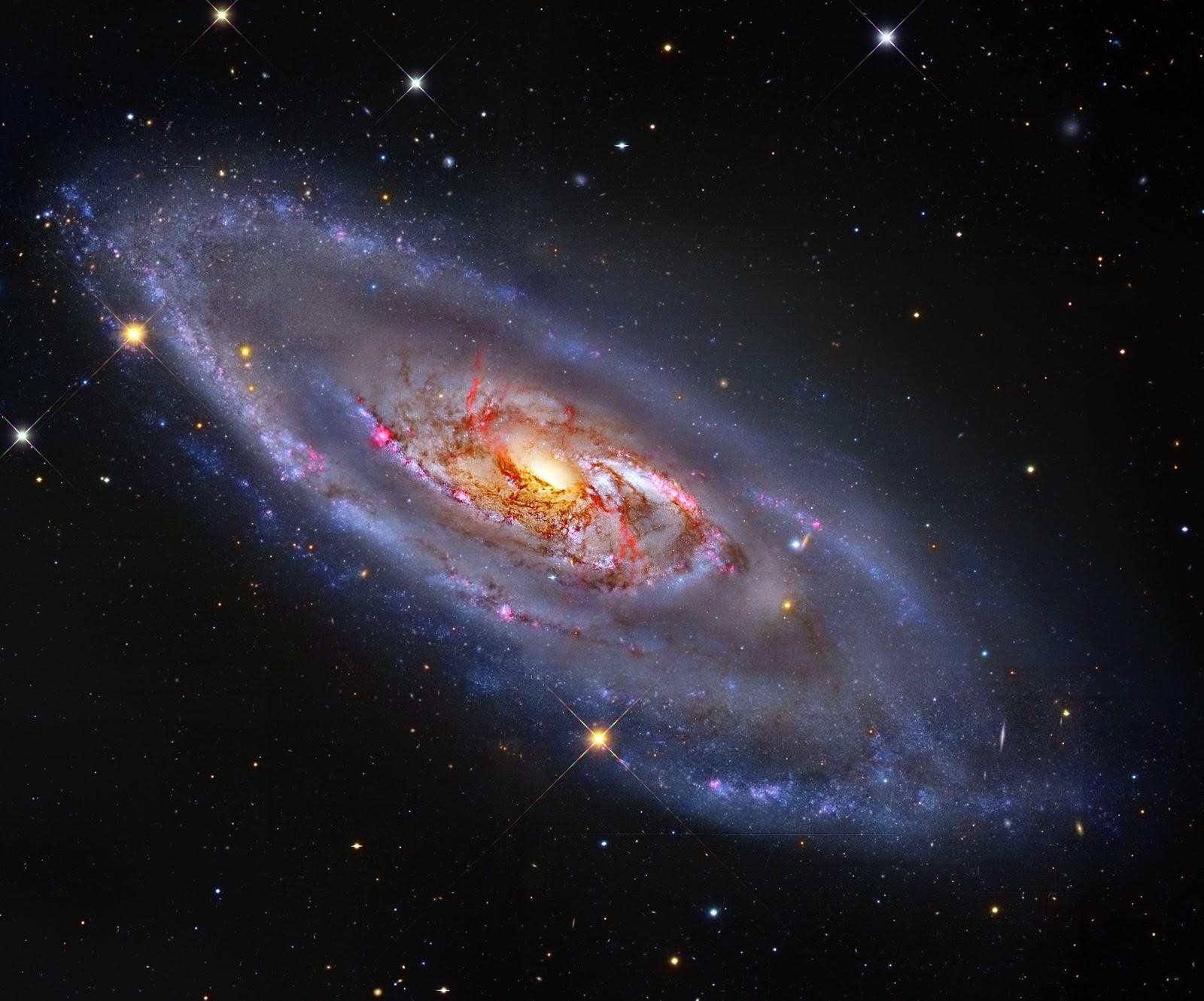 El extraño centro de M106