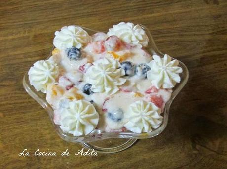 Copas de frutas, con merengue y nata