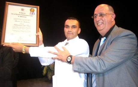El Jefe de la Nacionalidad, Muhammad Essa Kahn, mejor graduado, recibe el título de manos del Rector, Doctor Roberto Baños. Foto: Mireya Ojeda