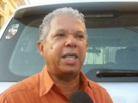 Diputado Rafael Méndez le entra a Quirino y defiende a Leonel.