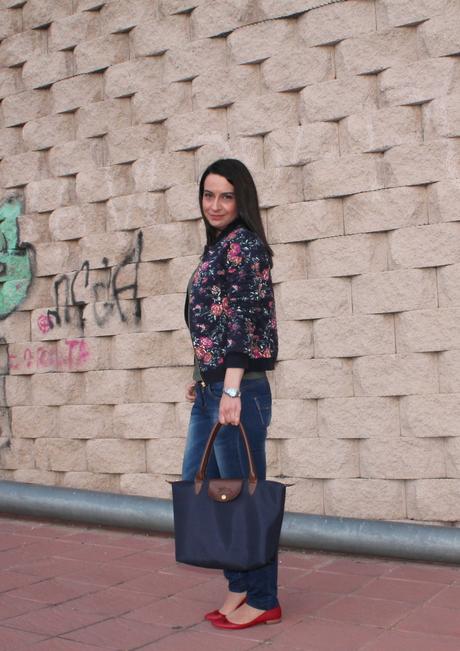 La chica de las bailarinas rojas...