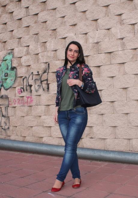 La chica de las bailarinas rojas...