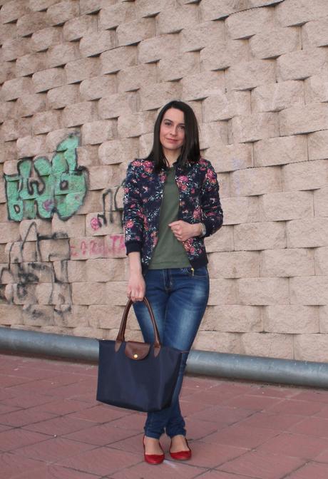 La chica de las bailarinas rojas...