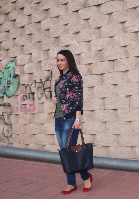 La chica de las bailarinas rojas...