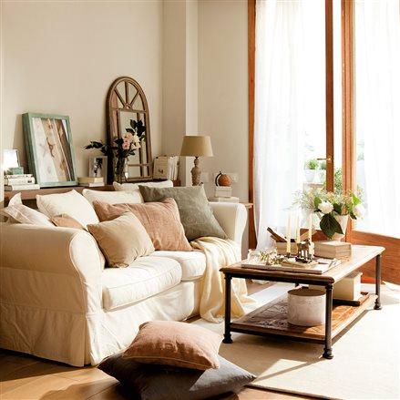 Salón pequeño con baldas de madera tras el sofá