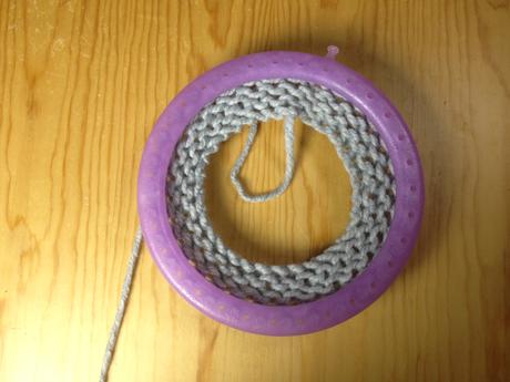 Borde del gorro de gnomo tejido en telar