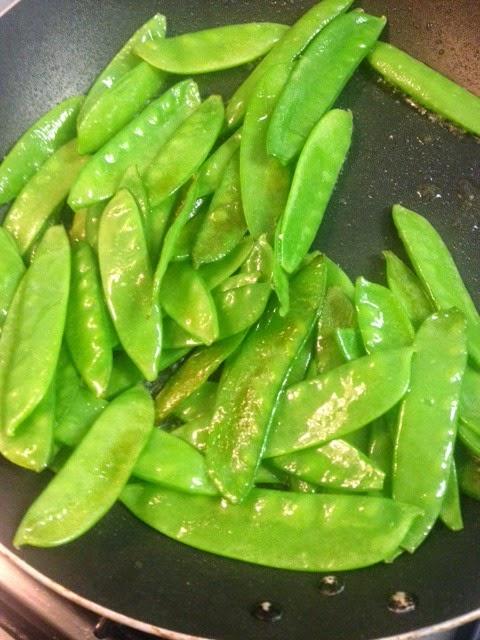 SALMÓN CON PATATAS TOMATE Y TIRABEQUES