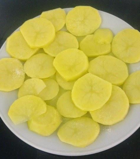 SALMÓN CON PATATAS TOMATE Y TIRABEQUES