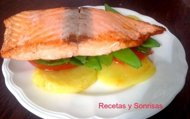 SALMÓN CON PATATAS TOMATE Y TIRABEQUES