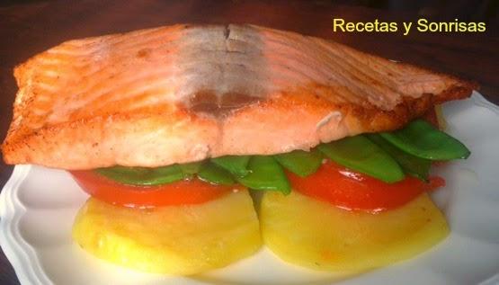 SALMÓN CON PATATAS TOMATE Y TIRABEQUES