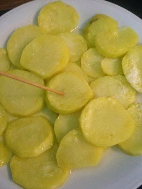 SALMÓN CON PATATAS TOMATE Y TIRABEQUES