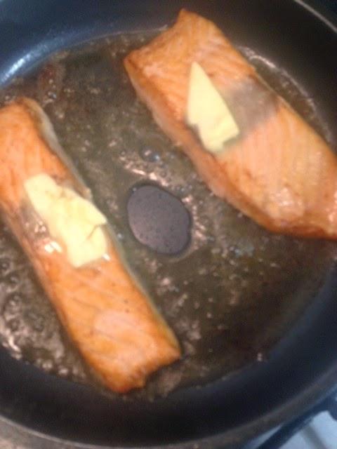 SALMÓN CON PATATAS TOMATE Y TIRABEQUES