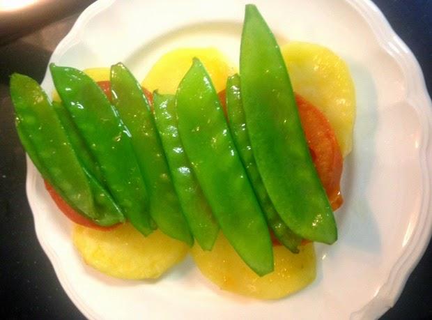 SALMÓN CON PATATAS TOMATE Y TIRABEQUES