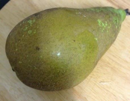 ENSALADA DE PERA, GORGONZOLA, , TOMATES , PIÑONES Y NUECES