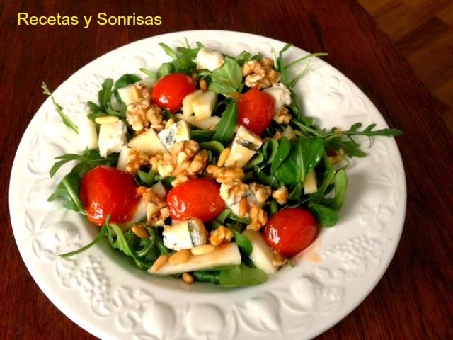 ENSALADA DE PERA, GORGONZOLA, , TOMATES , PIÑONES Y NUECES