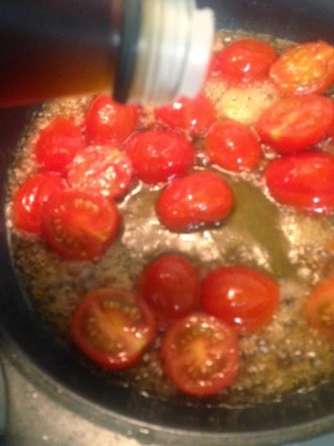 ENSALADA DE PERA, GORGONZOLA, , TOMATES , PIÑONES Y NUECES