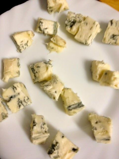 ENSALADA DE PERA, GORGONZOLA, , TOMATES , PIÑONES Y NUECES