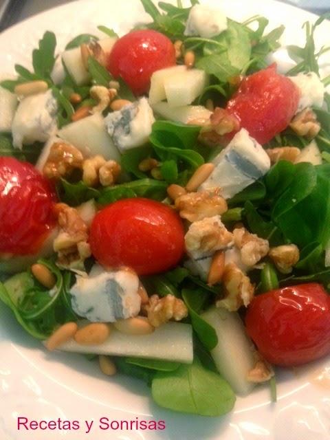 ENSALADA DE PERA, GORGONZOLA, , TOMATES , PIÑONES Y NUECES