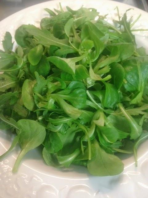 ENSALADA DE PERA, GORGONZOLA, , TOMATES , PIÑONES Y NUECES