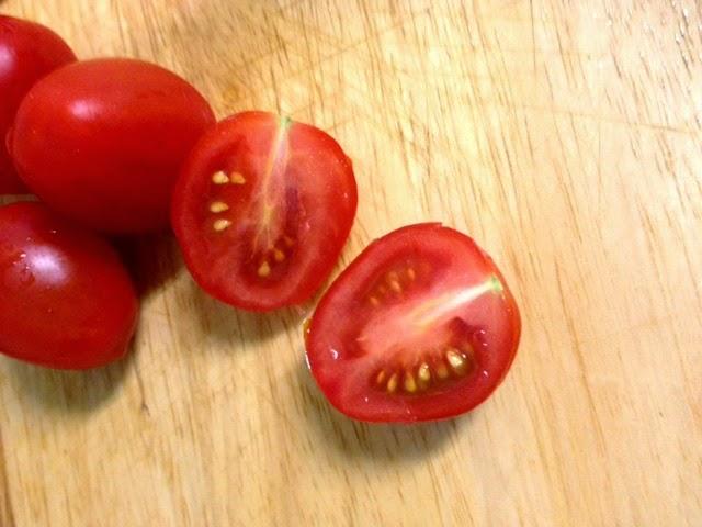 ENSALADA DE PERA, GORGONZOLA, , TOMATES , PIÑONES Y NUECES