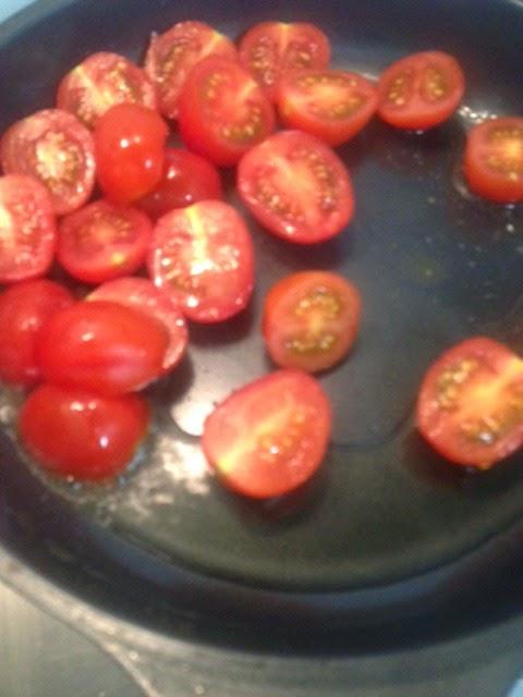 ENSALADA DE PERA, GORGONZOLA, , TOMATES , PIÑONES Y NUECES