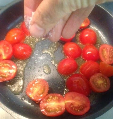ENSALADA DE PERA, GORGONZOLA, , TOMATES , PIÑONES Y NUECES