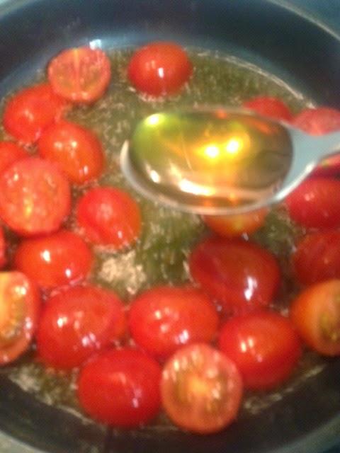 ENSALADA DE PERA, GORGONZOLA, , TOMATES , PIÑONES Y NUECES