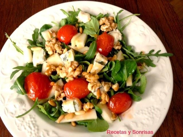 ENSALADA DE PERA, GORGONZOLA, , TOMATES , PIÑONES Y NUECES