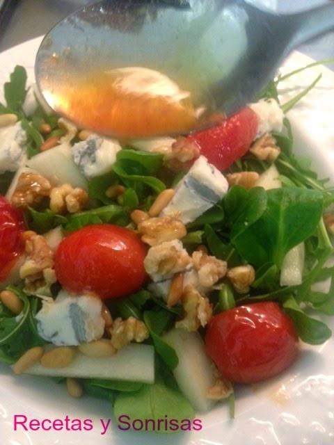 ENSALADA DE PERA, GORGONZOLA, , TOMATES , PIÑONES Y NUECES