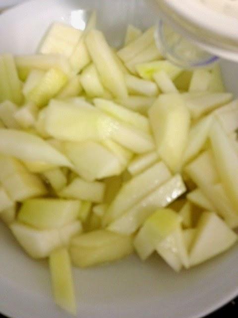 ENSALADA DE PERA, GORGONZOLA, , TOMATES , PIÑONES Y NUECES