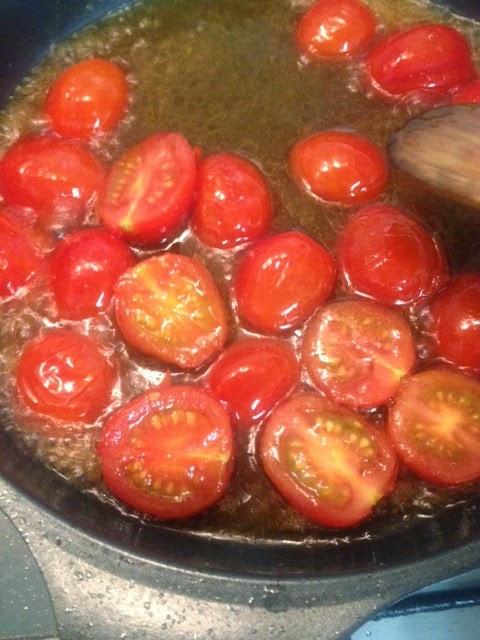 ENSALADA DE PERA, GORGONZOLA, , TOMATES , PIÑONES Y NUECES
