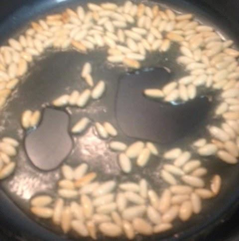 ENSALADA DE PERA, GORGONZOLA, , TOMATES , PIÑONES Y NUECES