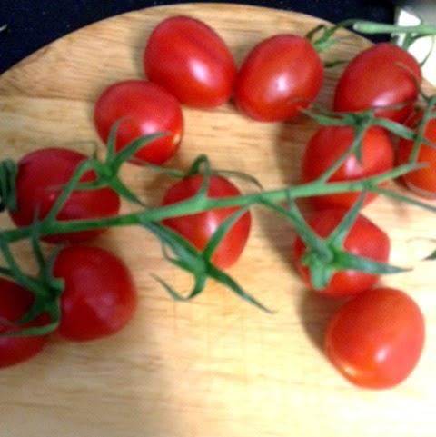 ENSALADA DE PERA, GORGONZOLA, , TOMATES , PIÑONES Y NUECES