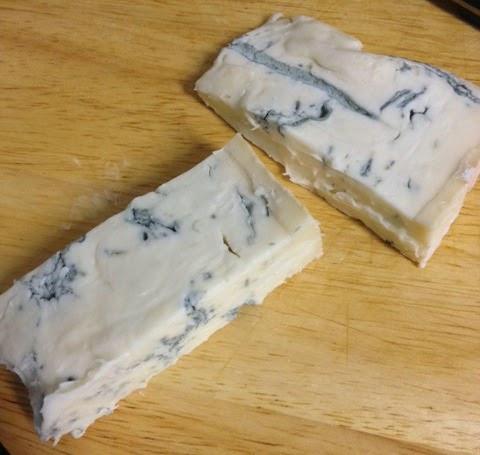 ENSALADA DE PERA, GORGONZOLA, , TOMATES , PIÑONES Y NUECES