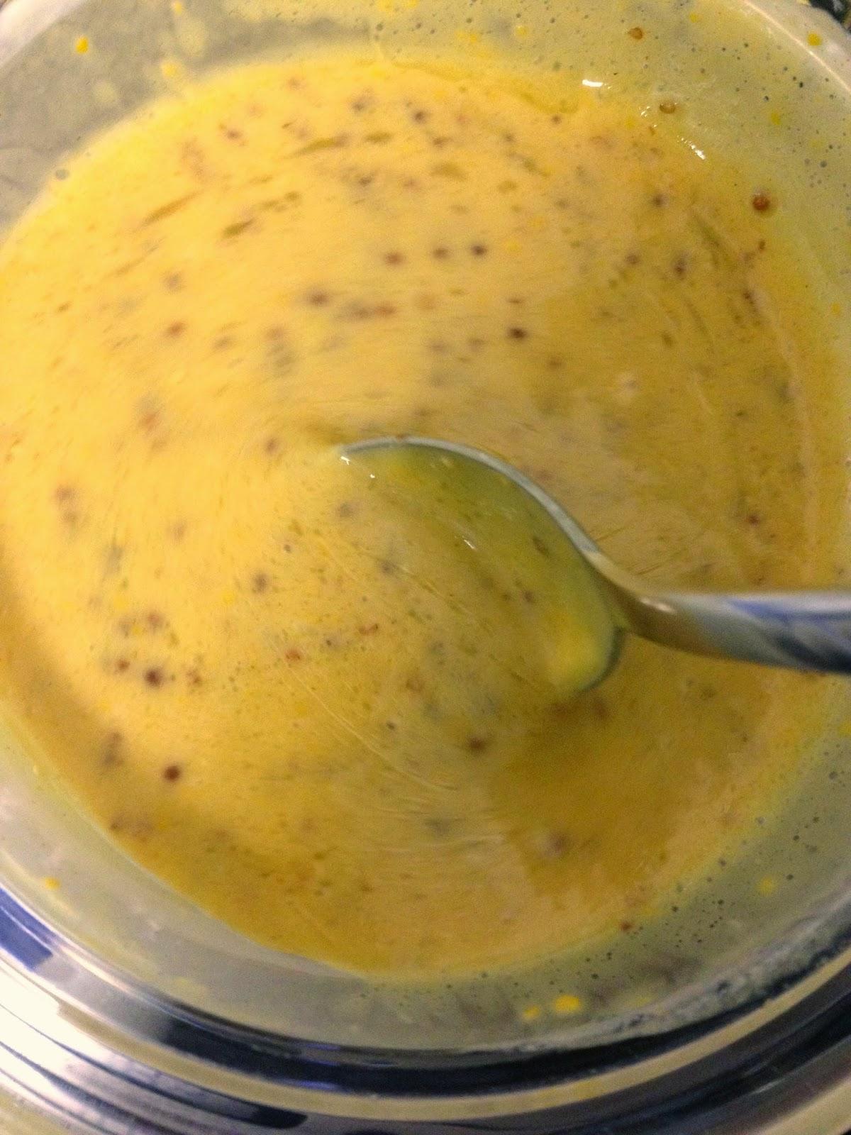 PECHUGUITAS EMPANADAS CON SALSA DE MOSTAZA, MIEL Y MAYONESA