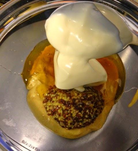 PECHUGUITAS EMPANADAS CON SALSA DE MOSTAZA, MIEL Y MAYONESA