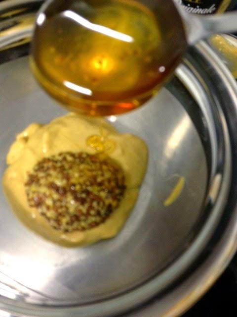 PECHUGUITAS EMPANADAS CON SALSA DE MOSTAZA, MIEL Y MAYONESA