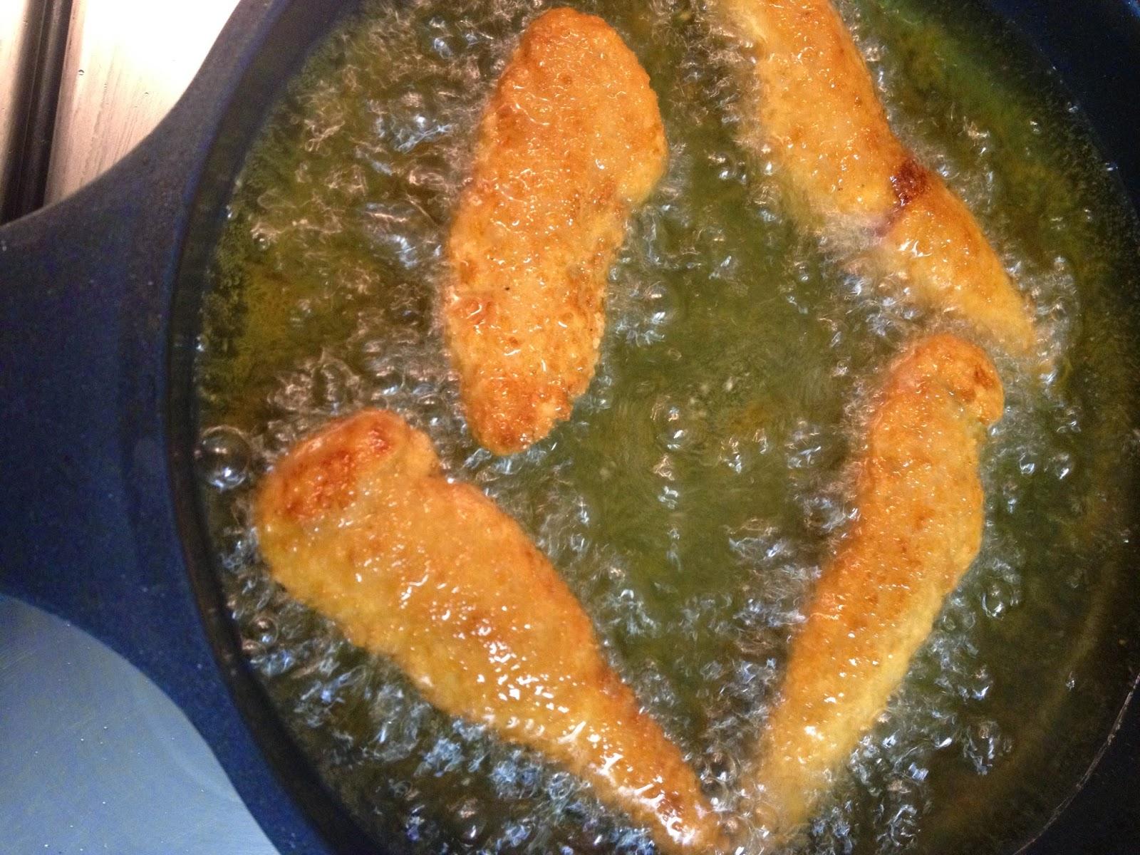 PECHUGUITAS EMPANADAS CON SALSA DE MOSTAZA, MIEL Y MAYONESA