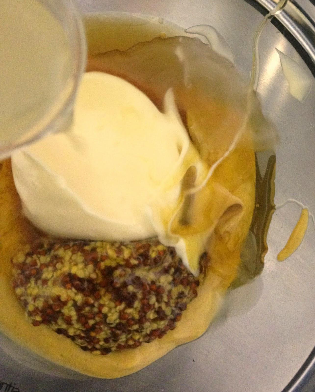 PECHUGUITAS EMPANADAS CON SALSA DE MOSTAZA, MIEL Y MAYONESA