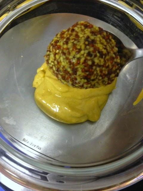 PECHUGUITAS EMPANADAS CON SALSA DE MOSTAZA, MIEL Y MAYONESA