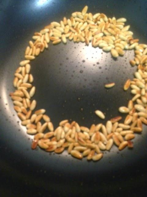 ENSALADA DE PASTA, RUCULA, CALABACÍN, QUESO Y OLIVAS NEGRAS