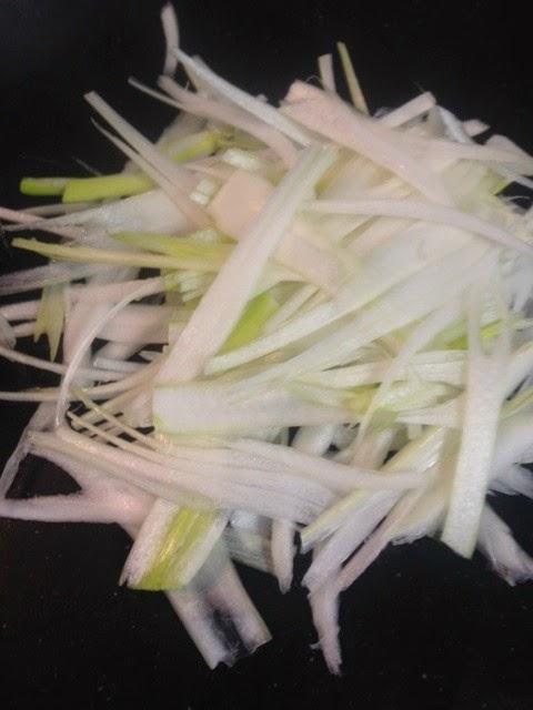 ENSALADA DE PASTA, RUCULA, CALABACÍN, QUESO Y OLIVAS NEGRAS