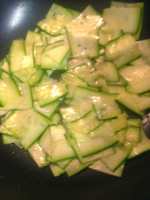 ENSALADA DE PASTA, RUCULA, CALABACÍN, QUESO Y OLIVAS NEGRAS