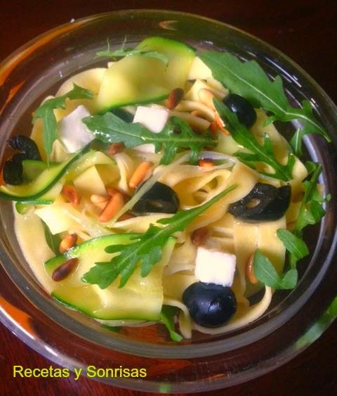 ENSALADA DE PASTA, RUCULA, CALABACÍN, QUESO Y OLIVAS NEGRAS